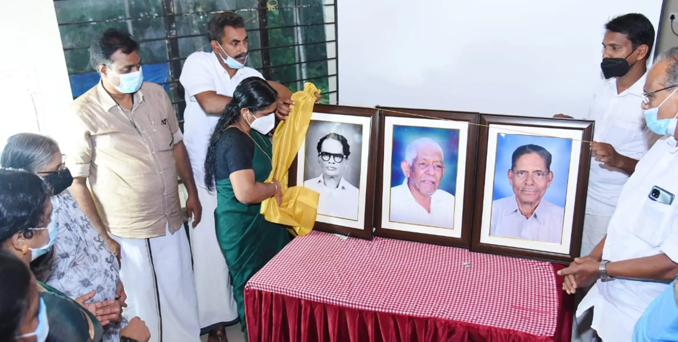 തിരുവള്ളൂരില്‍ മുന്‍ പഞ്ചായത്ത്  പ്രസിഡന്റുമാരുടെ ഛായാപടം സ്ഥാപിച്ചു